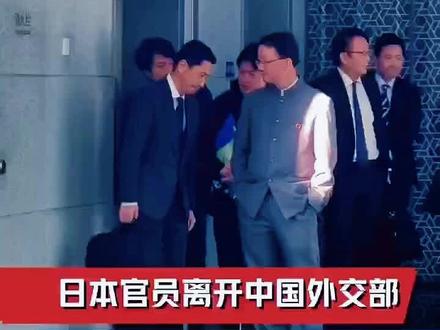 双手插兜 脚迈方步 不屑一顾 有范 ✌✌