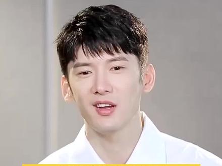 #刘芮麟 他是真的超爱 #肖战 是吧,这小表情太逗了!