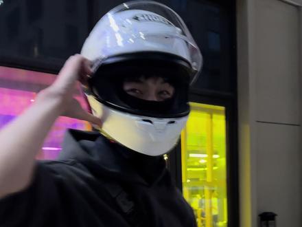 比冬天先来的是回忆#何与#双轨#靳朝#男神#车神