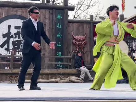 肖青天来找老嫂子斗舞了,老嫂子这对手不一般#肖青天 #万岁山武侠城 #万岁山老嫂子 #万岁山斗舞还是太有节目了