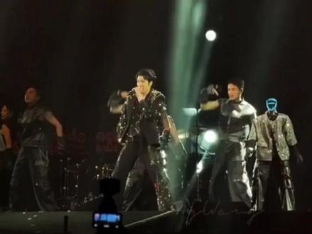 王力宏演唱会带火宇树科技。 #热点话题 #宇树科技 #宇树机器人 #宇树概念股 #财经干货