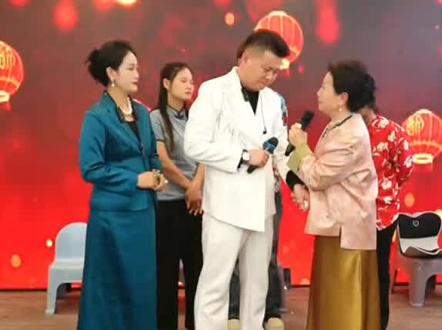 老夫人,龙飞是一个善良懂事的好孩子。你把他抚养长大是你的骄傲。