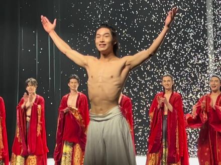 一秒未剪的叹春风谢幕。#叹春风#龚钊 #全男班舞剧叹春风 #中式美学大型国风舞台剧 #国风全男舞剧