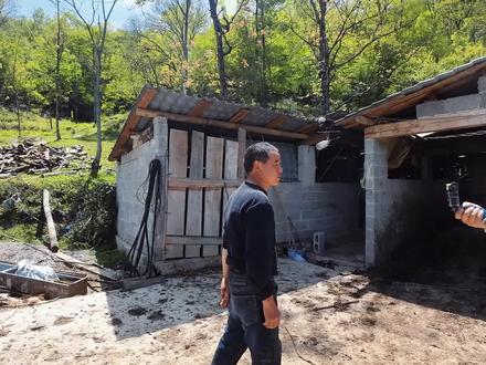 小伙探秘乌江悬崖绝壁山洞,竟然发现了传说中的千人坟和龙的骨架 #探洞 #户外探险 #绳降