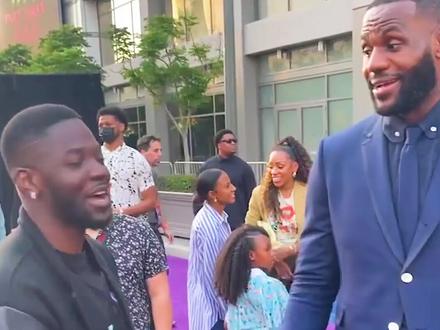 老詹和模仿老詹的网红模仿帝马克见面了,老詹还模仿模仿帝:我36岁了🤣#詹姆斯