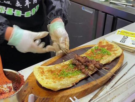 香酥掉渣的烧饼配上羊肉串,再来口蒜,一口咬下去香迷糊了!#为五一假期准备512g的胃 #艾特你的饭搭子请你吃#发现宿城美