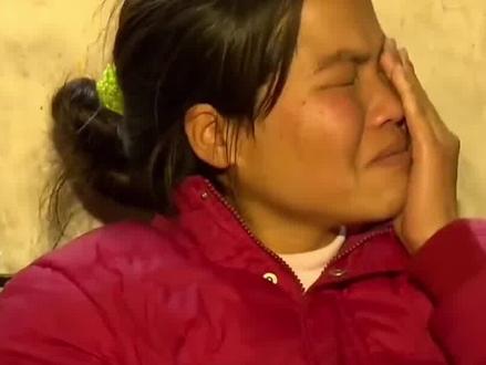 50岁单身汉出国打工,娶外国美女为妻,岂料回国后妻子遭遣返