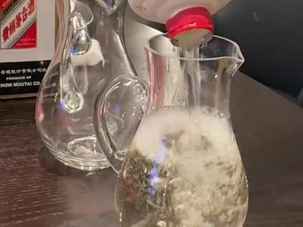 “老登股”又赢了?多股涨停!白酒板块逆市飘红 春节前茅台涨价成催化剂 四大白酒巨头中期分红超425亿元