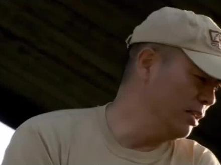 教官是个狠人,一上来就让新兵端腹