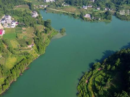 咸丰清坪(罗家坝)一处悬崖上,有七间神秘石屋!你知道它的来历吗? #崖居 #石屋 #户外