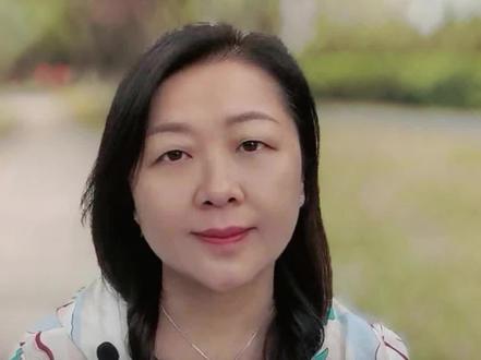 京东的股权放哪里去了 京东老板东哥的“离婚保险”
2015年8月7号,东哥宣布:未来十年,每年只拿1块钱工资。第二天,他跟奶茶妹妹领证。网友笑:这不明摆着防老婆吗?错啦。
真相是:领证前一年,京东上市前三天,他已经把名下300多亿的京东股权,全部装进了一个叫“家族信托”的保险箱里面。在法律上,这笔钱从此不归他个人。
这就是家族信托的精髓,离婚分不走,欠债追不到,公司破产都没关系。
那奶茶妹妹会不会吃亏呢?并没有。最近他俩开了家新公司,奶茶妹妹握49%股权当大股东,还拉来马总、张总作为金主出钱。她还用那个家族信托悄悄增持京东健康,成了二老板。
信托锁死的是核心资产,钥匙是给最信任的人。所以别再说“防老婆”了。这叫:资产锁进保险柜,老婆拿钥匙开金库。锁得住,分不走,一起赚。#信托#资产隔离#资产保护#股权#企业风险#京东#风险隔离
