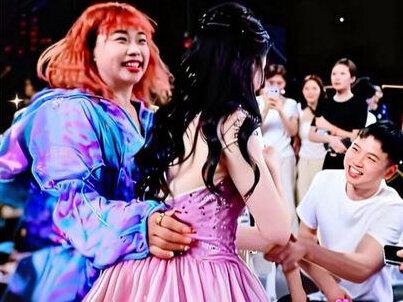《余生要把自己渡》人生如戏,戏如人生✨
感谢各位远道而来的嘉宾和9962的兄弟姐妹们对小二的支持🩵#舞台的魅力见证自己的实力 #多才多艺的宝藏女孩 #氛围感拉满的观众 #贵阳二小姐复出 @小敏敏下午6点直播(百姓大舞台) @小油花太那扎 @农村幺哥爱唱歌(织金站待定) @伏今非💎⁵⁰² @大发关皇帝哥 @壮壮的老危《秀域集团副总裁》 @贵阳二小姐🐮