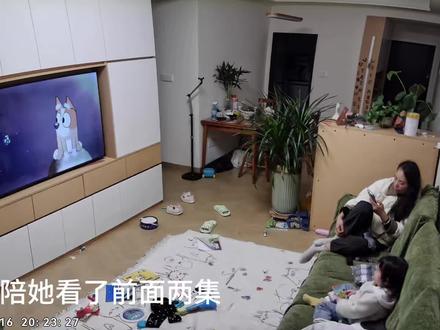 我以为她看不懂,结果她的心比我先懂。 昨晚和女儿看《布鲁伊》第二季第26集「睡觉时间」。
我偷偷摸鱼刷了会儿手机,一抬头,竟然发现她泪眼汪汪地看着我,小嘴一瘪带着哭腔喊“妈妈”… 🥺
我赶紧看向屏幕,正好放到宾果在梦里找不到妈妈,孤独又害怕。下一秒,妈妈出现,紧紧拥抱了她。
那一刻我才明白,我女儿完全看懂了。😭
她不是在哭“动画片”,而是在为宾果的孤单而难过,被那个救赎的拥抱所感动。
原来不到3岁的小人儿,心里已经装下了这么大的情感世界。💖
我赶紧把她搂进怀里,给她一个“妈妈的拥抱”。
所以永远不要小看孩子的共情力! 他们比我们想象的更敏感、更善良。❤️
##陪孩子一起长大 #布鲁伊 #陪孩子一起长大 #vlog日常