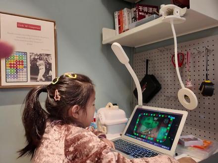 Clawdbot+Minimax M2.1超省钱配置方案 OpenClaw (原 Clawdbot) 与 Claude Code 最大的区别在于:前者是真正具备“自主执行能力”的 Agent,不需要用户守在电脑前逐个授权。
本期视频我将演示如何搭建一套低成本、全自动的私人 AI 助理系统。 核心解决两个问题:
部署环境: 利用闲置电脑(如 Mac mini)作为服务器,实现 24 小时待命。
模型替换: 官方默认调用 Claude API 成本极高。我通过修改底层配置文件,将其替换为国产 Minimax M2.1 模型,在保留强推理能力的同时,将 Token 成本降至极低。#clawdbot #openclaw #openclaw安装 #ai #ai工具