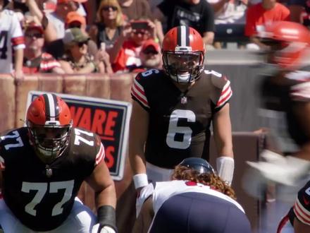 F1车手 vs NFL巨兽!0.08秒极限反应!脖子比头还粗 0.08秒极限反应!脖子比头还粗?揭秘F1与NFL赛场上的‘非人类’构造!#F1 #美式橄榄球 #nfl #维斯塔潘 #非人类