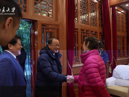 11月27日,英国牛津大学校长艾琳·特雷西(Irene Tracey)率代表团访问北京大学。
当天上午,牛津大学校长艾琳·特雷西教授名誉博士学位授予仪式暨演讲会在英杰交流中心阳光厅举行,北京大学党委书记、校务委员会主任何光彩致欢迎辞,校长龚旗煌为特雷西拨穗并颁授名誉博士学位证书。两校师生及校友代表约400人出席。
#北京大学