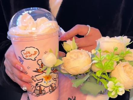 这才是女神节该有的仪式感,瑞幸珞珈樱花拿铁,粉粉的奶油顶颜值太高了#这个春天人手一份粉咖花束
#万物皆可粉嘟嘟
#过春天指南
#瑞幸联名Zsiga
#瑞幸奶油顶回归