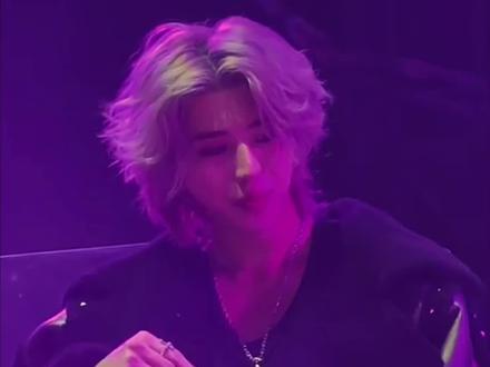 2026年1月15日,蔡徐坤现身深圳西湾红树林公园,以街头采访的形式为未发布的英文新歌收集路人反馈。此次街采有诸多感人与有趣的瞬间,引发了广泛关注。
蔡徐坤素颜戴口罩帽子,一身休闲便装现身,试图低调伪装却频频被路人认出,他淡定接梗,笑称自己是“专门走蔡徐坤风格的”,幽默回应引得网友调侃。他不仅采访路人,还脑洞大开地采访宠物狗,将耳机凑到小狗耳边并认真追问感受,收获小狗摇尾巴的“好评”,画面十分可爱,展现出毫无明星架子的温柔一面。
采访中,一位女孩听完歌后眼眶泛红,称歌词让她想起送闺蜜出国的场景,并祝福歌手“永远处在自己人生的C位”。蔡徐坤告别时下意识说“我走了”,女孩暖心纠正:“用‘出发了’更好。走了像结束,出发了是开始”。这句纠正当晚登上微博热搜榜首,视频播放量三小时破亿,给人带来积极的心理暗示,治愈了全网。还有年轻男孩认出蔡徐坤后紧张得说不出话,蔡徐坤主动拥抱他并表示“如果能给你带来力量,也是给了我很大的力量”,展现出偶像与路人的双向治愈。
从路人反馈来看,即便听不懂英文歌词,大家也纷纷称赞“旋律高级”“声线辨识度超高”,肯定了新歌的质量。这场街采让新歌未发先火,也让大家看到了蔡徐坤的成长以及对音乐的自信与敬畏,诸多温暖瞬间令人感动泪目。#我同意蔡徐坤全国巡采 #蔡徐坤 #IKUN #蔡徐坤街采 #蔡徐坤街采kpi达成 蔡徐坤 在 深圳 西湾滨海公园-西部湾公园 线下采访 蔡徐坤 街采KPI达成 让人感人泪目