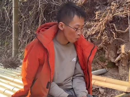 国民岳父老猫今天打算割茅草修庇护所,邀请水哥一起 水哥不去#荒野求生 #户外 #上热搜 #好运通道杯、#祈康山、@南斗荒野@祈康山。