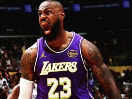 “湖人13分惜败马刺,杯赛被淘汰,输的确实没脾气,防守没有,替补不行,里皇打铁,东契奇和詹姆斯还算稳定,湖人到底行不行”#詹姆斯 #东契奇 #里弗斯 #湖人 #马刺