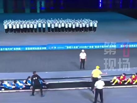11月21日,广东深圳,第十五届全国运动会闭幕式在宝安区前海欢乐剧场举行,闭幕式正式开始前现场举办了“喜迎十五运”2025年广东省“百县千镇万村”系列赛百县拔河比赛总决赛冠亚军决赛,经过县、市级赛事层层选拔全省各地拔河高手集结接连上演三场巅峰对决。