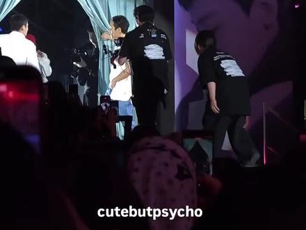 白衬衫牛仔裤小红帽,who you经典造型来啦,cr见水印#权志龙#GD#粉丝见面会 #gd