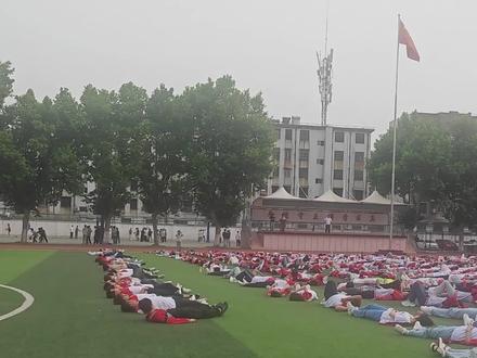 “躺平”,放松身心,高二年级非常用心,为阜阳二中点赞