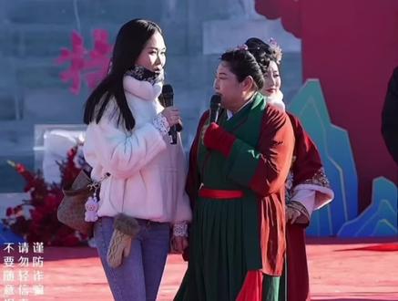 28岁空姐空降王婆舞台,陆地男孩纷纷为他上台空姐在,42岁大叔也喜欢空姐#万岁山武侠城#王婆说媒#开封王婆#开封王婆说媒名场面