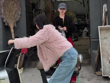 车座子脏了,牯牛一下不就干净了,就你矫情!#衣卓馆欧货女装 #憋住不准笑 #搞笑 #闺蜜在一起的样子