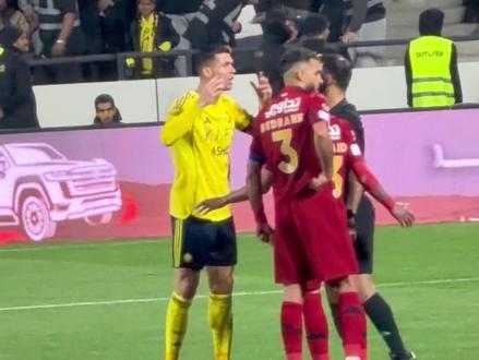 进球被吹,C罗对裁判判罚很不满!