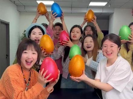 526. 砸龙蛋赢年货,这样的公司你想来吗,第三个也太好了#办公室游戏 #年货 #盲盒