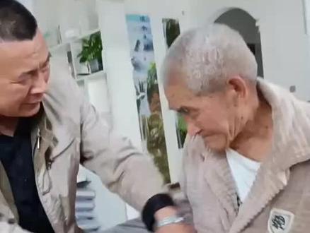 老人患老年痴呆,严重影响家人和自己晚年生活#阿尔兹海默症 #老年痴呆