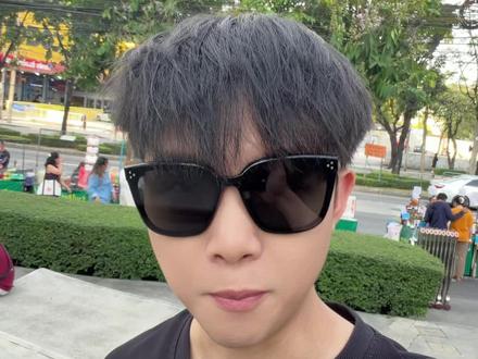 入泰圈早的人,这杯粉色饮料你绝对秒懂!😭 只要你入泰娱圈够早,这杯粉粉嫩嫩的饮料绝对是你的初心白月光吧?!✨
今天在曼谷街头路过小推车,实在忍不住买了一杯粉红冻奶(Nom Yen)。看着红糖浆和炼乳倒下去的那一刻,直接梦回《一年生》!那个在操场上超凶的暖暖学长,私下嘬粉奶的反差萌,当年到底迷倒了多少人啊😭!
不过说真的,泰国人的糖好像不要钱一样。大家来曼谷打卡这杯同款快乐水,一定要把这句泰语死死印在脑子里:
🥤 นมเย็น หวานน้อย(Nom-Yen Wǎan-Nòi / 粉红奶冻,少甜!)
点单时一定要强调“少甜”,不然真的甜到你怀疑人生!😆
来吧,评论区对暗号,你们当年看《一年生》的时候都在上初中还是高中?👇
#泰国生活 #一年生 #泰国路边摊 #泰语教学 #野猪乔治在曼谷