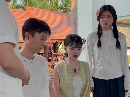 00后男保姆得知情敌要表白和雇主外甥女发生争执 姐妹们,本来我家00后男保姆浩浩和我的外甥女凯撒上次去海边之后,两个人之间的关系明显缓和不少,结果今天浩浩听见黑姜李总准备要跟凯撒表白,他居然对凯撒说了这样的话…..