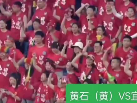 #足球比赛回放 #抖音足球 #楚超
上半场38~41分钟,宜昌队在3分钟内连进两球,2:0.
5分钟后,黄石队点球将比分改写成2:1.
更神奇的是,在最后1分钟,黄石头球将比分定格在2:2