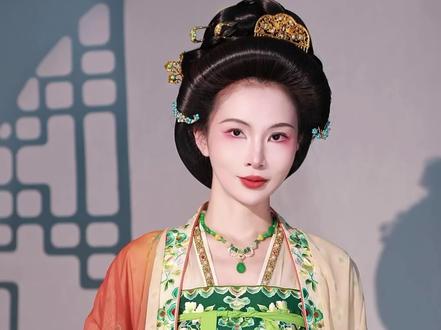 汉服裙摆太长,有时候不方便行动,如何解决? #办法总比困难多👍 #汉服 #唐制汉服 #汉服穿搭教程