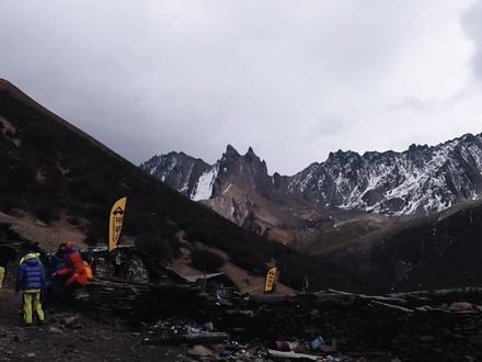 你人生的第一座技术型雪山就该是翡翠之巅!
day1:成都-小金县适应海拔(海拔3000)
day2:徒步起点-大本营
6.5km爬升680
day3:大本营-冲顶-回徒步起点-回成都
3.5km爬升880
这次遇到了好多喜欢的博主,过完年还跟朋友们又见面了嘿嘿!!幸福!!
#翡翠之巅 #雪山 #爬山 #徒步 #户外