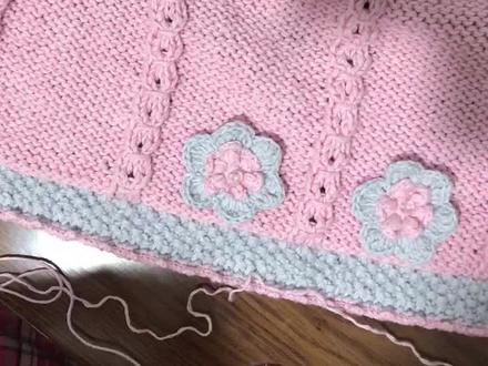 婴儿披风上小花朵的钩法