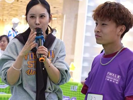 实力选手就是这么自信😎你猜他晋级了吗#太原指压板大赛 #北美新天地指压板大赛
