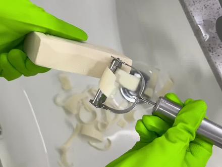 家里平时用的毛巾,用久了,发黄发硬,有异味,先别扔,隔几天这样清洗一次,削点肥皂碎+护发素,倒一壶热水化开,把毛巾放里浸泡20分钟再搓洗几遍,清水投洗干净,这样清洗好的毛巾,又干净又柔软,还有股淡淡的清香@抖音小助手