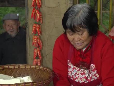 认真看完这段视频就回明白什么是年轻的夫妻老来的伴,多么幸福的老两口