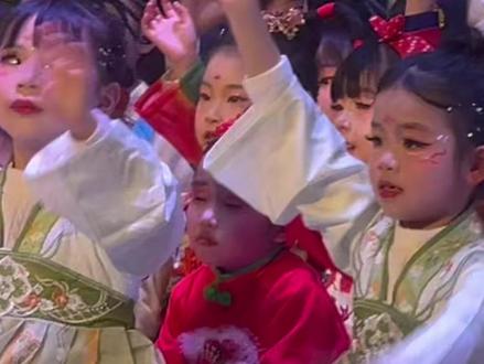 1月26日,江西丰城一名萌娃表演中犯困,在舞台上打起瞌睡。 #江西丰城 #热点新闻事件 #丰城圈层