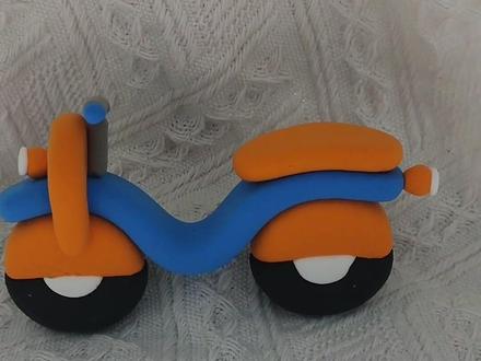 超轻粘土|小摩托
简单又可爱的小摩托你喜欢吗?#超轻粘土手工 #动手能力培养 #手工diy #亲子手工