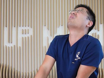 小腿前侧痛/胫骨应力综合征,试试这样放松 在之前的佳明GARMIN跑步教练培训中遇到很多人在跑步或者越野后出现了小腿前侧(外上侧或者内下侧)的疼痛或不适.
和大家分享过如何通过观察体态和跑姿看看是否有前侧受压过度的可能性。
那么今天在这里给大家分享一个,如何主动的对小腿前侧的肌肉(胫骨前肌与胫骨后肌肉)进行松解。
每次跑完步或者运动完后主动的对这两块肌肉进行放松,能有效的促进其血液循环减少粘连加速恢复。
当然放松的过程中强度应该控制在有些许胀痛,但是通过深呼吸能有效的缓解。如果强度过大,反而可能会加重不适同时引起身体其它部位紧张。
下一期视频我们来分享如何训练胫骨前/后肌,让他们能在运动过程中承受更大的压力。
当然也欢迎回看前面的足弓训练以及足踝稳定训练的视频,因为健康的足弓和踝关节稳定,也能大幅降低胫前侧应力。(优复拉伸UPFit)
#小腿粗 #跑步 #越野 #优复拉伸 #按摩