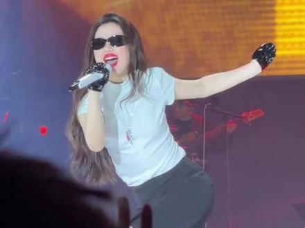 单依纯李白线下首唱,又疯又飒,网友吐槽如千颂伊附体#演唱会现场live #李白 #单依纯 #单依纯李白 #中山音乐节