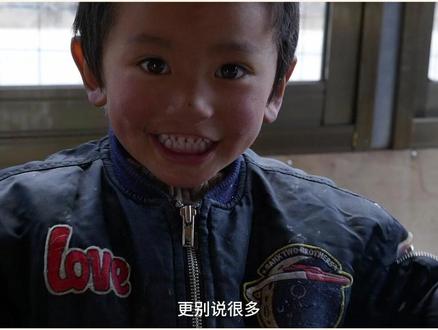 城市的世面是世面,农村的世面也是世面 那晚和Chris聊天,听她聊起一个人,听完心里暖了很久,很羡慕那样的社区。
她在四川德格麦宿,一个藏在山谷地里的地方。那里有一座民宿,民宿的主人叫达瓦卓玛,是钦乐工坊的主理人。卓玛在美国留过学,她先生也会几门语言,虽然是一个四川乡村的民宿,却精通汉语、藏语、法语、英语。可他们的孩子,到现在还没怎么学外语——只学汉语和藏语。也没有想过早送孩子去“教育条件更好”的地方读书。
Chris在麦宿住了很久,跟我讲起那里的孩子,语气里全是温柔和肯定。他说,那里的孩子是“散养”的——不是没人管,而是被整个社区一起养着。编织工坊里的小孩,有很多“妈妈”,那些妈妈不一定是亲妈,但都会照顾他。他在整个社区的注视里长大,被很多人爱着。
达瓦卓玛说了一句话:
“城市的世面是世面,乡村的世面也是世面。为什么乡村的世面就不是世面呢?”
在卓玛眼里的世面,是另一种:是在一个地方好好生活,被一群人好好爱着,是在麦宿的山谷里,和很多人一起长大——这也是一种世面。
想起《社区归属的结构》里写的:“社区是一种人类体验,由居民之间的交谈赋予形态。社区为了归属而存在,从居民的天赋、慷慨和责任那里取得它的身份。”
罗伯特帕特南(Robert Putnam)也说过:一个杜区的福祉仅仅与其居民间的相互关系的质量,亦即凝聚力有关。
达瓦卓玛选择留在麦宿,她相信在一个有归属感、信任感、凝聚力并且可以彼此照看的社区里,孩子能长成他本该成为的样子。
就像编织工坊的孩子,他有好多“妈妈”。那是很多份爱,聚在一起,呵护他长大。
这也是「回Order」相信的,当一个人被好好对待,被好好爱着,她自然会生发出照顾自己、照顾他人的力量。爱与自然的能量一样,是可以循环的。我们用心做事,用心待人,把这份心意做进产品里,然后交给使用它的人。通过一种“爱”的方式,让我们回到自然、回到自己、回到彼此之间。
卓玛的孩子们还在学汉语和藏语,还在麦宿的山谷里跑来跑去。
他们的世面,是很多人的爱,是附近日常的爱,是被自然滋养的爱......
-
#青藏高原 #高原生活哲学 #喜马拉雅美学 #回Order #社区 #护肤 #精华 #修护 #保湿 #人间观察计划