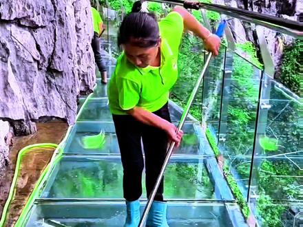景区#玻璃栈道 清洁需冲水刮水,隔着屏幕都感到腿软!