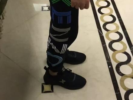 青春期男孩子的脚长太快,41码穿了3个月42码5个月43估计可以穿7个月了。脚与身高的比例大约1:7#长高