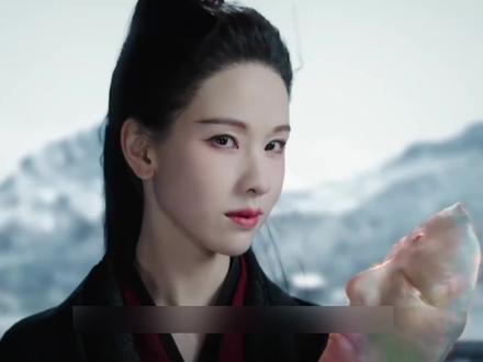 直到画皮被撕开的那一刻,武拾光才终于看清灭他全族的凶手,可当雾妄言的手抚上他的胸口,却不知那道龙鳞胎记的存在时,武拾光猛然意识到,眼前的人根本就不是雾妄言!#好剧推荐 #二创激励计划 #古装 #剧情