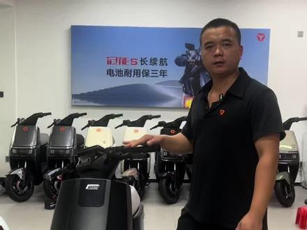 雅迪冠能龙庭,家用外卖一体车型,动力强续航远高品质 #上热门话题🔥🔥🔥 #电动车型号说的明明白白的 #实体店选车放心 #买车功能重要还是耐用重要 #送外卖的电动车推荐